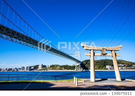 Mekari Shrine and Kanmon Bridge [Kitakyushu City, Fukuoka Prefecture] 130075011