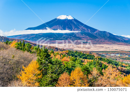 Mount Fuji seen from Nijumagari Pass in autumn colors in Yamanashi Mount Fuji seen from Nijumagari Pass in autumn colors in Yamanashi 130075071