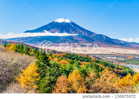 從山梨縣二重曲山口眺望秋天色彩斑斕的富士山 130075072