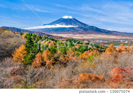 從山梨縣二重曲山口眺望秋天色彩斑斕的富士山 從山梨縣二重曲山口眺望秋天色彩斑斕的富士山 130075074