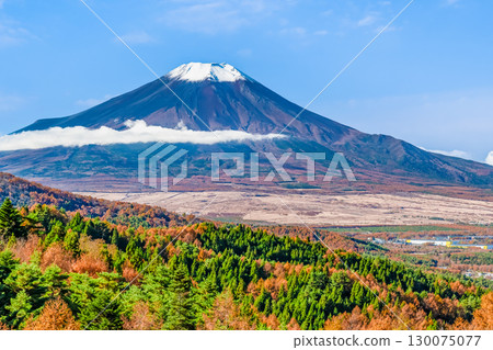 從山梨縣二重曲山口眺望秋天色彩斑斕的富士山 從山梨縣二重曲山口眺望秋天色彩斑斕的富士山 130075077