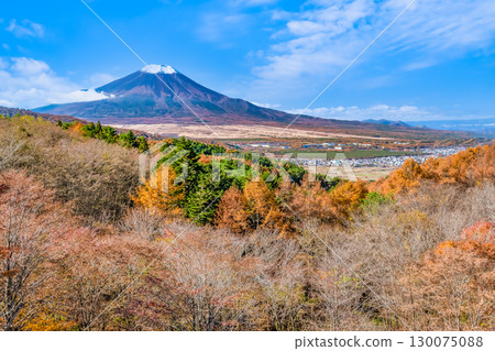 Mount Fuji seen from Nijumagari Pass in autumn colors in Yamanashi 130075088