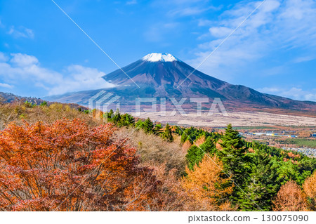 Mount Fuji seen from Nijumagari Pass in autumn colors in Yamanashi 130075090