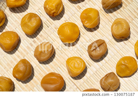 竹籃裡曬乾的李子的特寫(醃李子,土用棍子) 竹籃裡曬乾的李子的特寫(醃李子,土用棍子) 130075187