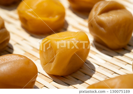 竹籃裡曬乾的李子的特寫（醃李子，土用棍子） 130075189