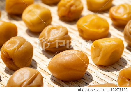 竹籃裡曬乾的李子的特寫（醃李子，土用棍子） 130075191