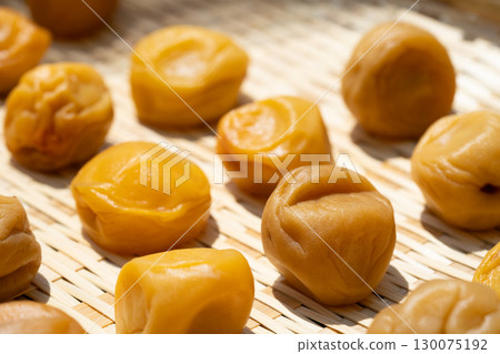 竹籃裡曬乾的李子的特寫（醃李子，土用棍子） 130075192