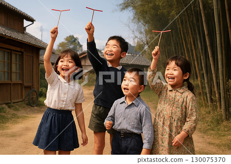 Scenes from the Showa era: Children playing with bamboo dragonflies 130075370