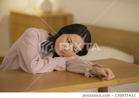 晚上在客廳睡覺的年輕女子 130075412