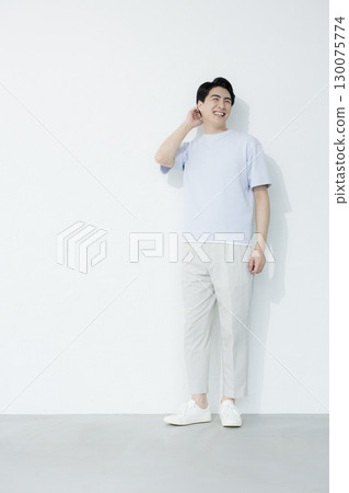 穿 T 恤的男人 穿 T 恤的男人 130075774