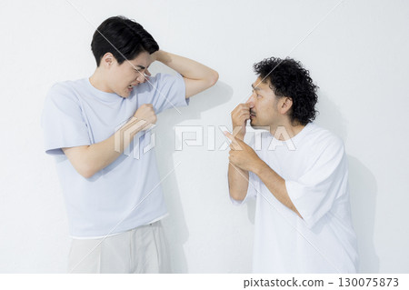 穿 T 恤的男人 穿 T 恤的男人 130075873
