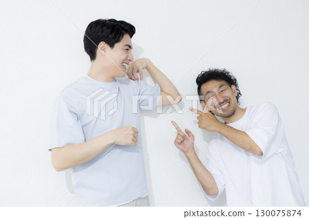 Men in T-shirts 130075874