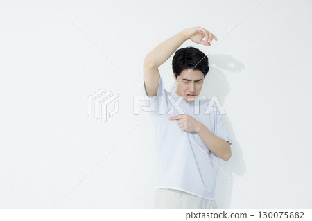 Men in T-shirts 130075882