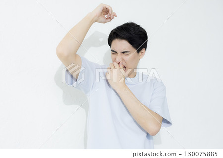 Men in T-shirts 130075885