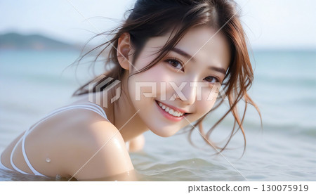 美麗海邊穿著比基尼的微笑可愛女孩的肖像 130075919
