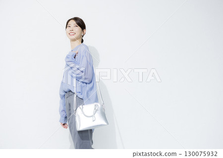 穿著淺藍色襯衫的年輕女子 穿著淺藍色襯衫的年輕女子 130075932