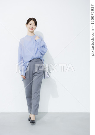 穿著淺藍色襯衫的年輕女子 穿著淺藍色襯衫的年輕女子 130075937