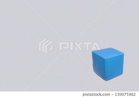 一個可愛的藍色紙盒 130075982