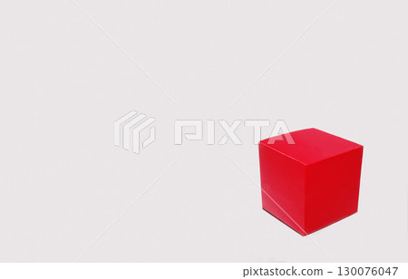 一個可愛的紅色紙盒 130076047