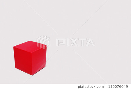 一個可愛的紅色紙盒 130076049