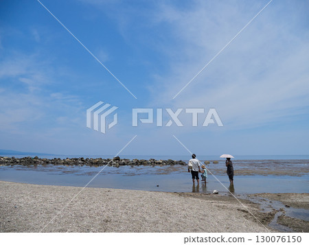 夏季富山灣雨晴海岸的海岸風景和遊客 夏季富山灣雨晴海岸的海岸風景和遊客 130076150
