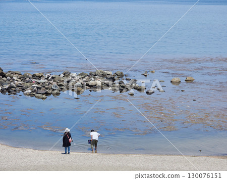 Coastal scenery and tourists on Amaharashi Coast in Toyama Bay in summer Coastal scenery and tourists on Amaharashi Coast in Toyama Bay in summer 130076151