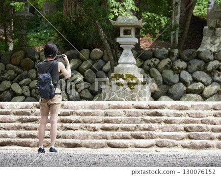 夏季,外國遊客前往日本旅遊景點參觀神社 夏季,外國遊客前往日本旅遊景點參觀神社 130076152