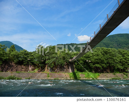 遊客們正穿越世界遺產白川鄉的出合橋 遊客們正穿越世界遺產白川鄉的出合橋 130076161