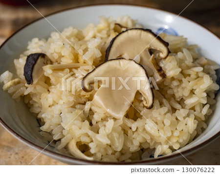 香氣撲鼻、精緻的松茸飯 香氣撲鼻、精緻的松茸飯 130076222