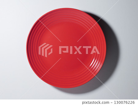 紅色盤子的圖像 130076226