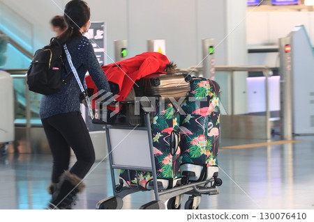 前往羽田機場國際線航廈國際航班櫃檯的外籍旅客 前往羽田機場國際線航廈國際航班櫃檯的外籍旅客 130076410