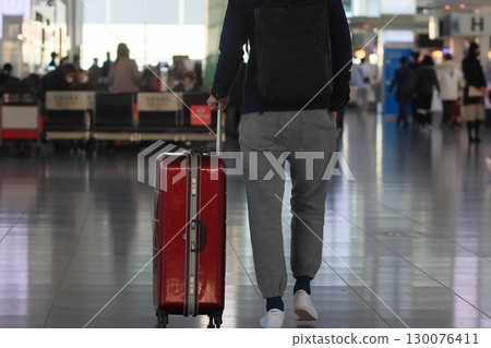 Foreign passengers heading to the international counter at Haneda Airport's international terminal Foreign passengers heading to the international counter at Haneda Airport's international terminal 130076411