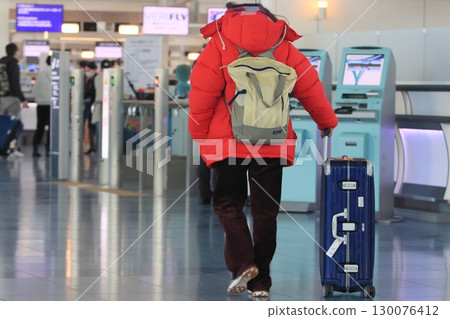 Foreign passengers heading to the international counter at Haneda Airport's international terminal Foreign passengers heading to the international counter at Haneda Airport's international terminal 130076412