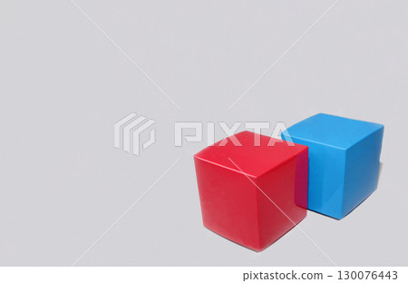 兩個可愛的紙盒,藍色和紅色 兩個可愛的紙盒,藍色和紅色 130076443