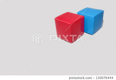 兩個可愛的紙盒,藍色和紅色 兩個可愛的紙盒,藍色和紅色 130076444