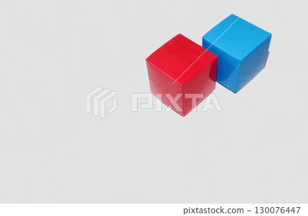 兩個可愛的紙盒，藍色和紅色 130076447