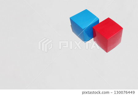 兩個可愛的紙盒，藍色和紅色 130076449