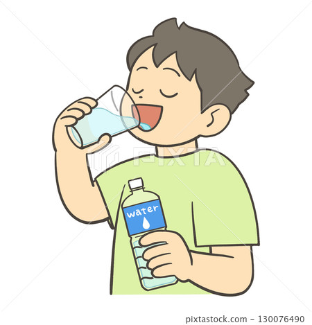 一個男孩用塑膠瓶喝水 130076490