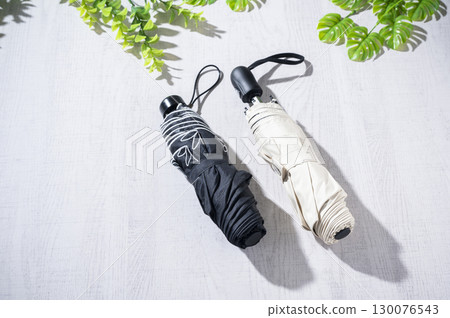 白色和黑色折疊遮陽傘 130076543