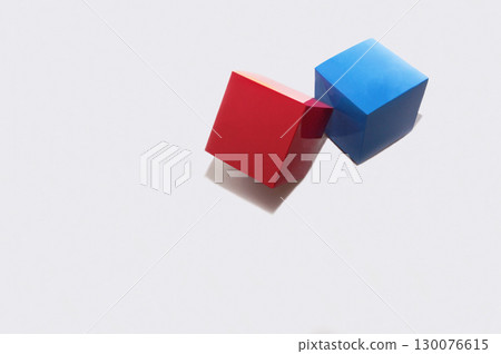 兩個可愛的紅色和藍色紙盒 130076615