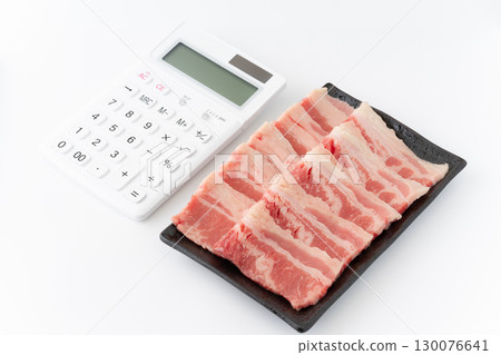 美國牛肋骨（牛肚）和白色背景上的計算器 130076641