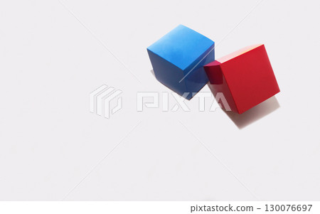 兩個可愛的紅色和藍色紙盒 130076697
