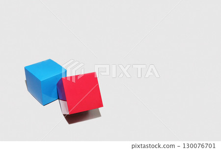 兩個可愛的紅色和藍色紙盒 兩個可愛的紅色和藍色紙盒 130076701