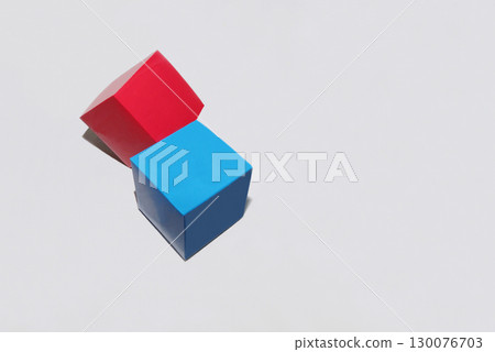 兩個可愛的紅色和藍色紙盒 130076703