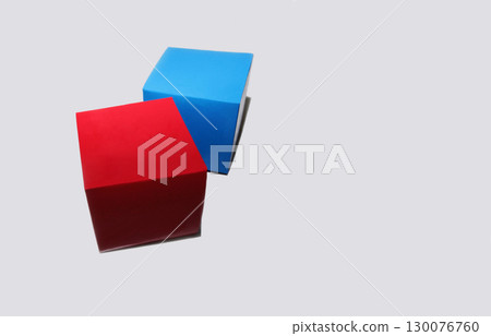 兩個可愛的紅色和藍色紙盒 130076760