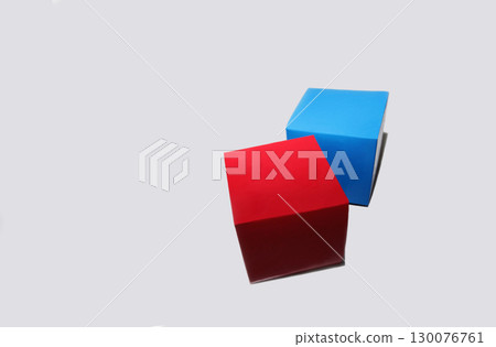 兩個可愛的紅色和藍色紙盒 130076761
