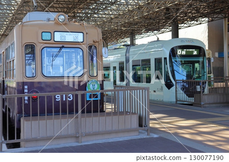 Hiroshima Electric Railway 900 series and 5200 series trains at Hiroshima Port (Ujina) Station (Hiroshima City, Hiroshima Prefecture) 130077190