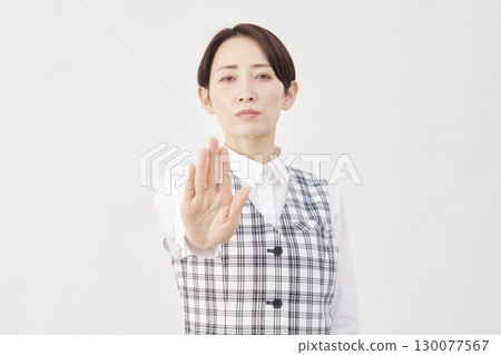 女性辦公室職員停止手勢白色背景 130077567