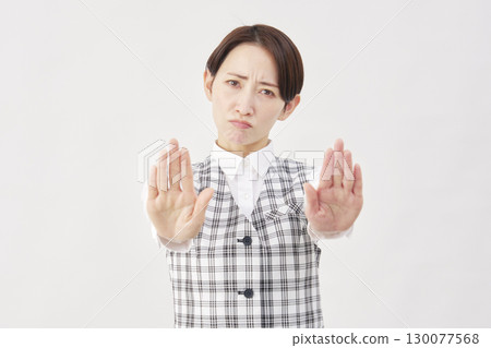 女性辦公室職員停止手勢白色背景 130077568