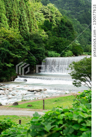 流淌在鮮綠中的瀑布 流淌在鮮綠中的瀑布 130077618